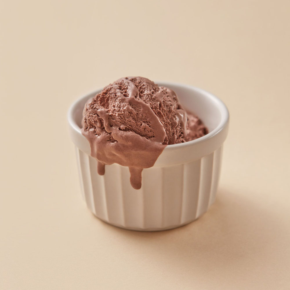 Um pote com sorvete de chocolate.