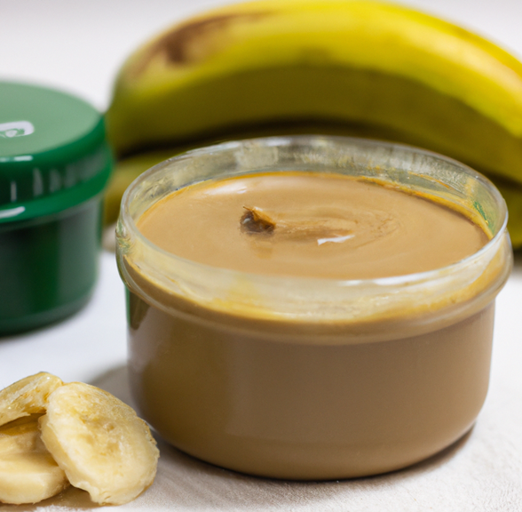 Imagem produzida com inteligência artificial: um pote de plástico sem tampa e com um creme marrom, ao lado pedaços de banana. Na parte de trás, um pote fechado e duas bananas.
