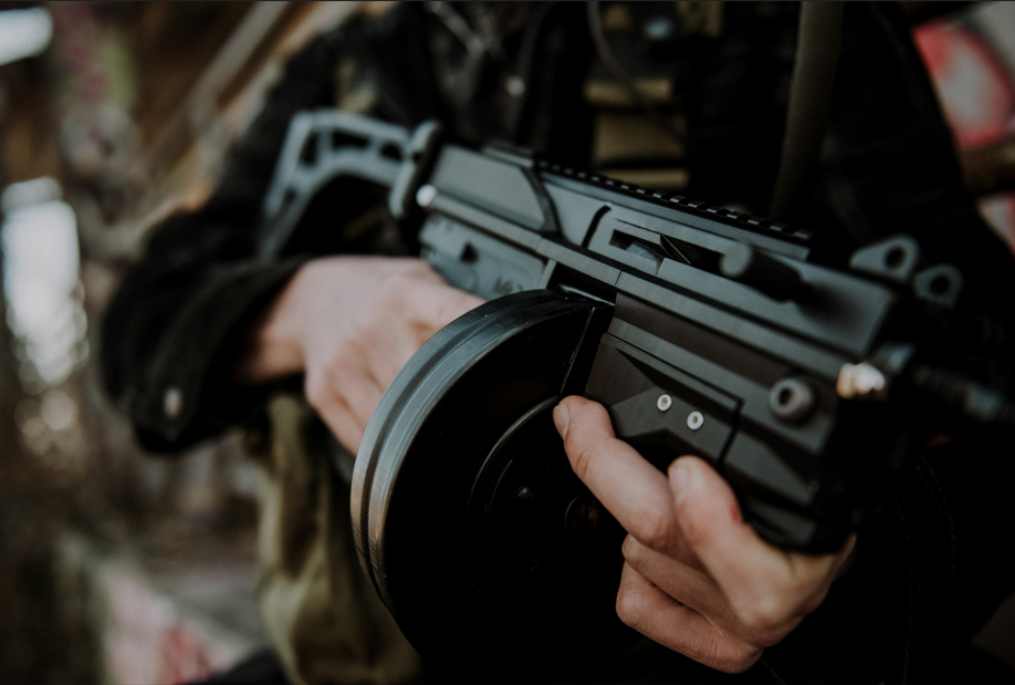 Fotografia de uma mão segurando uma arma de fogo. Fotografia de uma mão segurando uma arma de fogo.