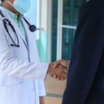 Photo of a healthcare professional shaking hands with a person. - SciELO in Perspective | Press Releases Photo of a healthcare professional shaking hands with a person.