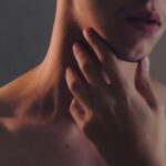 Fotografia foca na parte superior do tronco de um jovem, enquanto sua mão toca suavemente o próprio rosto e pescoço. - SciELO in Perspective | Press Releases Fotografia foca na parte superior do tronco de um jovem, enquanto sua mão toca suavemente o próprio rosto e pescoço.