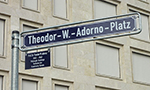 Fotografía del cartel de la calle Theodor-W.-Adorno-Platz en el campus Westend de la Goethe-Universität Frankfurt am Main.