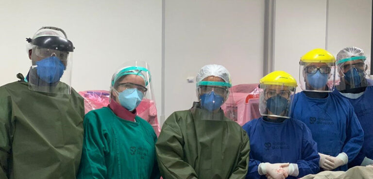 Os Profissionais De Sa de Enfrentam A COVID 19 Nos Hospitais E Exp e A 