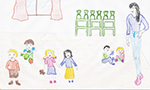 Desenho de criança a lápis de uma sala. Uma janela com cortina, mesas empilhadas com banquinhos em cima, um grupo de seis crianças brincando e uma mulher adulta observando as crianças. Fundo em branco.