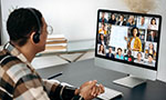Montagem: homem sentado olhando para o computador. Na tela, uma vídeo chamada com várias pessoas presentes e uma mulher apresentando um quadro com anotações.