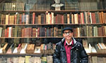 Foto de Edson Francisco de Andrade na frente da livraria Librairie Ancienne & Moderne, em Paris, França.