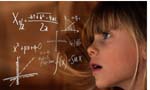 Garota de cabelos loiros ao vento e olhos verdes, vista de perfil, olhando na direção de equações matemáticas suspensas no ar.