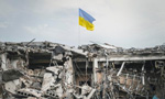 Bandeira da Ucrânia posta sobre destroços de guerra.