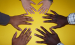 Círculo de mãos abertas de cinco crianças, incluindo duas de pele negra e uma de pele branca, sobre um fundo amarelo.