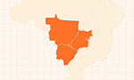 Silhueta do mapa do Brasil em tons de palha e branco, com a região centro-oeste em destaque em um vibrante laranja, sobre um fundo quadriculado em tons de creme e palha.