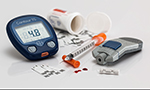 Itens para controle do diabetes dispostos em uma superfície branca, incluindo medidor de glicose, tiras de teste, seringa de insulina e dispositivo de punção.