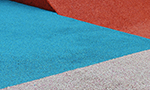 Composição gráfica com três faixas de cores dispostas em recortes diagonais. A faixa inferior é cinza, seguida por uma faixa de azul claro no meio e uma faixa de vermelha na parte superior.