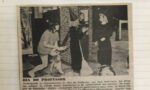 Fotografia de um recorte de uma reportagem intitulada "Dia do professor" do jornal Folha de Londrina de 1971 colada em uma folha pautada. A reportagem é ilustrada por uma fotografia com quatro pessoas, aparentemente encenando uma peça, em que duas delas estão fantasiadas de bruxa.