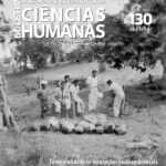 Bolas de borracha sendo vistoriadas pelo comerciante, diante de seus fregueses, provavelmente no seringal Providência no médio rio Negro, em 1951