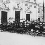 Trâmuei destruído no Quebra-Bondes diante da Catedral Basília no Terreiro de Jesus. Salvador: outubro de 1930