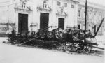 Trâmuei destruído no Quebra-Bondes diante da Catedral Basília no Terreiro de Jesus. Salvador: outubro de 1930