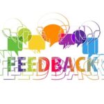 Imagem com a palavra "feedback" escrita e ícones de balão de fala. as letras da palavra estão em degradê de verde, vermelho, roxo, amarelo e azul